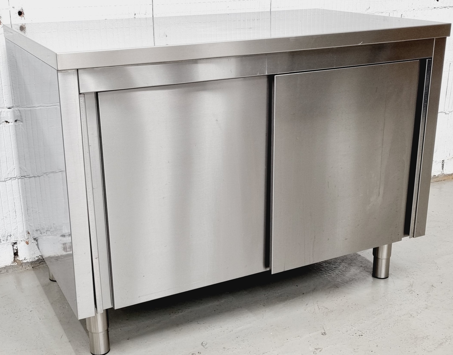 Arbeitstisch AT 1200 mit Edelstahlplatte und Schiebetüren