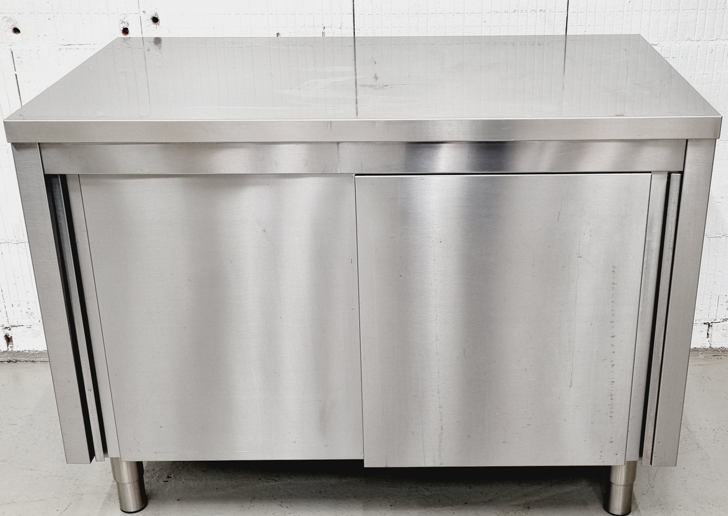 Arbeitstisch AT 1200 mit Edelstahlplatte und Schiebetüren