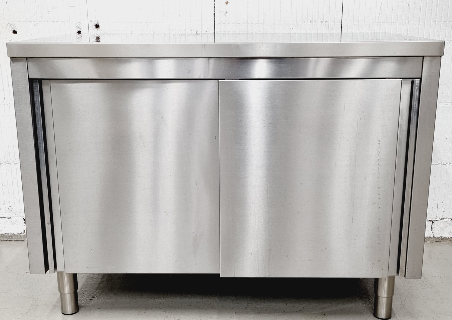 Arbeitstisch AT 1200 mit Edelstahlplatte und Schiebetüren