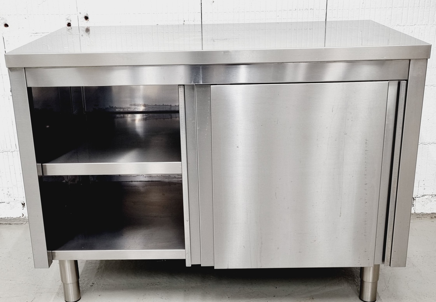 Arbeitstisch AT 1200 mit Edelstahlplatte und Schiebetüren